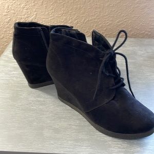 Like New Black Wedges